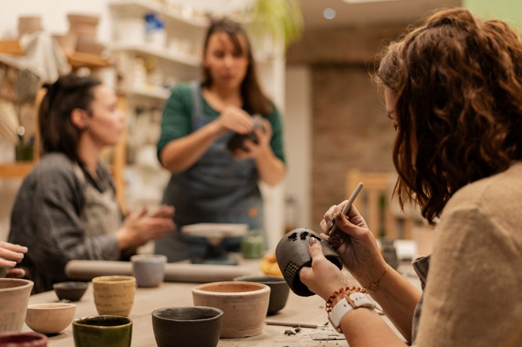 eleves en train d'apprendre a faire de la poterie