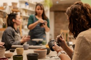 eleves en train d'apprendre a faire de la poterie