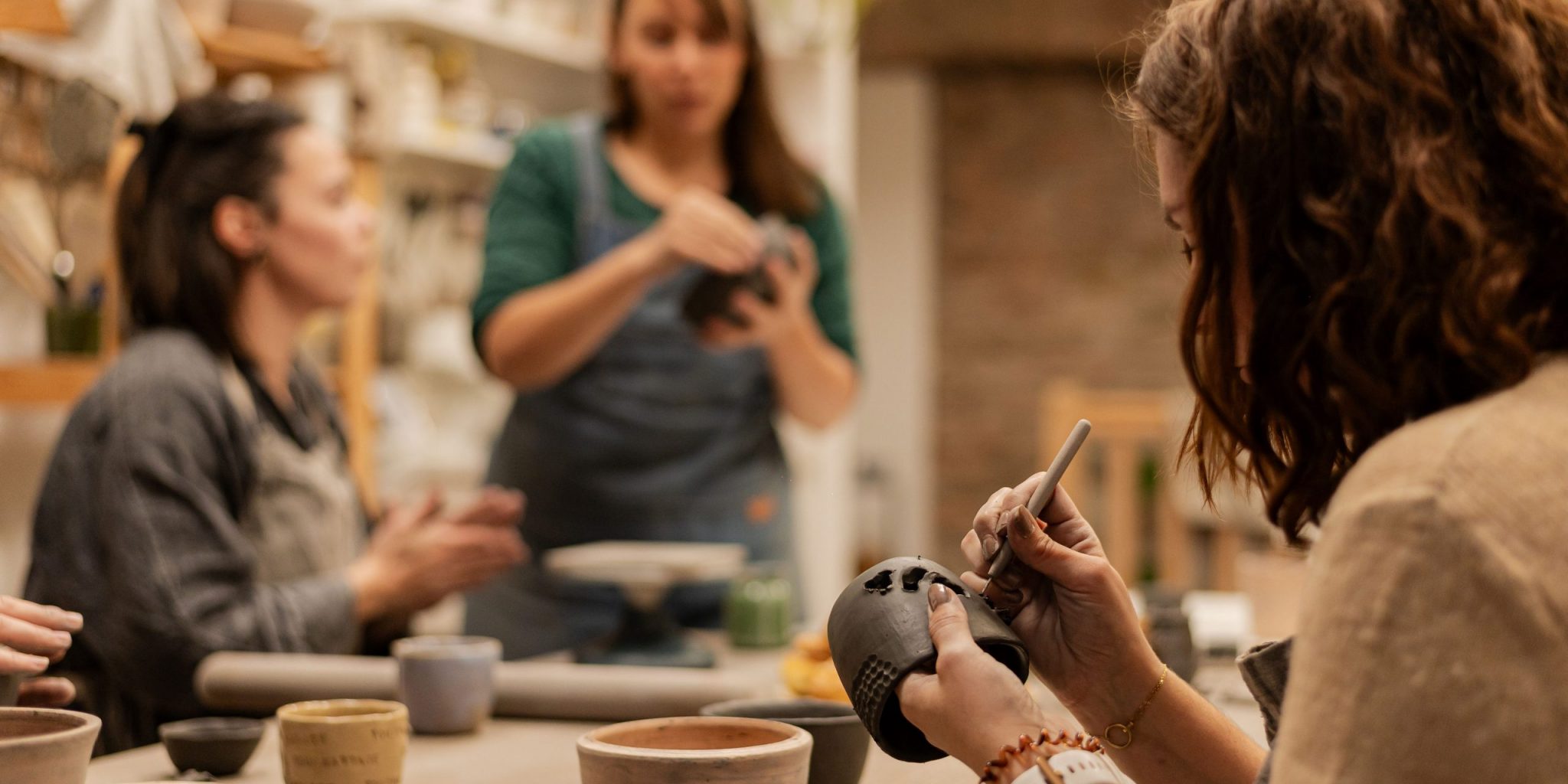 eleves en train d'apprendre a faire de la poterie